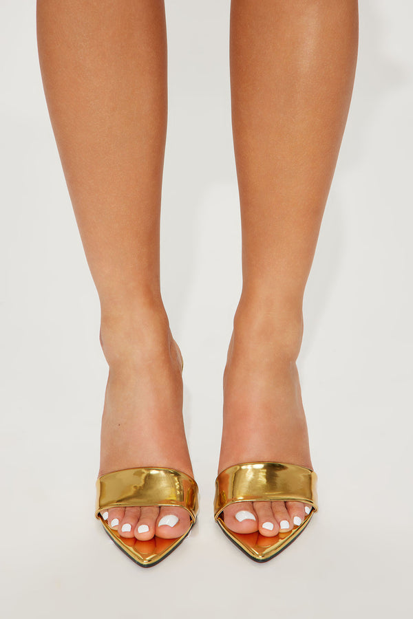 Fashion Nova Caught In A Dream Wedges - Gold