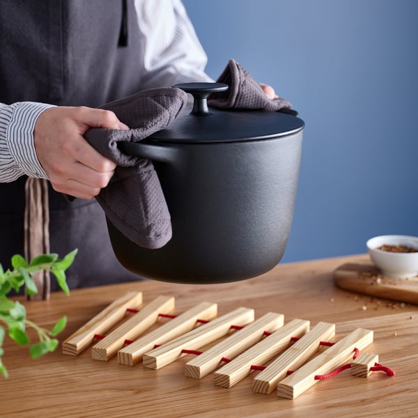 IKEA HALVNÄBB Trivet Extendable Bright Red/pine 6-13x8 "