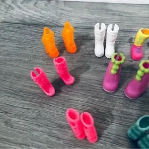 069 BUNDLE BARBIE DOLL SHOES AND OTHERS
