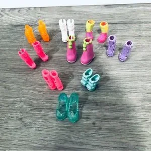 069 BUNDLE BARBIE DOLL SHOES AND OTHERS