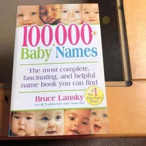 100 000 Baby names book