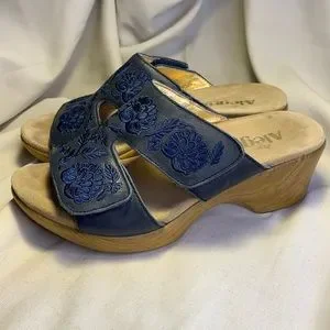 Allegria Almost NEW Embroidered Leather Closure
