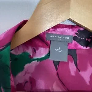 Ann Taylor Fuchsia Pink Floral Printed Blouse Silky V Neck Twist Front 14