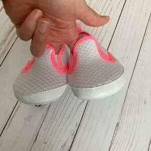 Baby Crib Shoes Sneaker Like Shoe Size 9-12 Months White & Pink Baby Sneakers