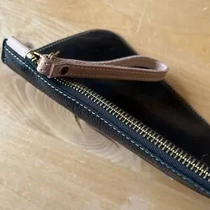 BBC BALTIMORE BAG CO WRISTLET POUCH BLACK LEATHER ZIP TOP TRAVEL READY CHIC NEW