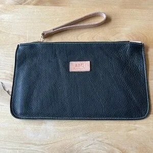 BBC BALTIMORE BAG CO WRISTLET POUCH BLACK LEATHER ZIP TOP TRAVEL READY CHIC NEW