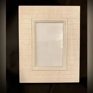 Beachy vibe picture frame. Hold 4x6 photo. Off-white