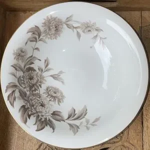 Beautiful Vintage Style Serving Bowl EUC 