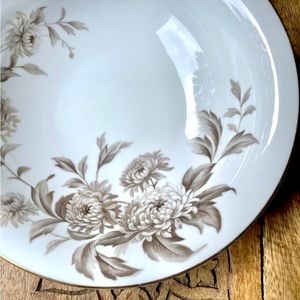 Beautiful Vintage Style Serving Bowl EUC Beautiful Vintage Style Serving Bowl EUC