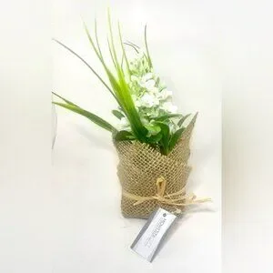 BNWT Midwest Gifts Burlap Wrapped Flower Bunch.