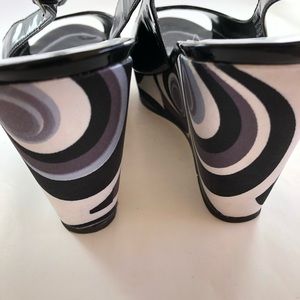 Carlos Sz 8 1/2 Black Peep Toe Platform Wedges