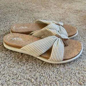 Clarks Sandals Cloudsteppers Strappy Slides Cream Tan Striped Womens Size 9 Shoe