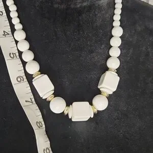 Classic White Beaded Necklace – Elegant & Timeless Design