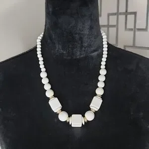Classic White Beaded Necklace – Elegant & Timeless Design