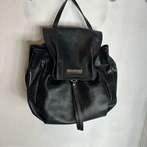 Crabtree leather medium backpack drawstring closure