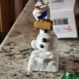 DISNEY NIB OLAFS FROZEN ADVENTURE CHRISTMAS ORNAMENT FROZEN 2019