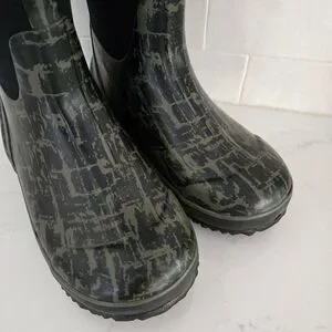 EUC Bogs Classic High Grasp Handle Waterproof Insulated Grafitti Snow Boots Sz 5