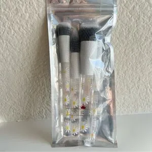 F.A.R.A.H 4 Piece Daisy Makeup Brush Set NWT