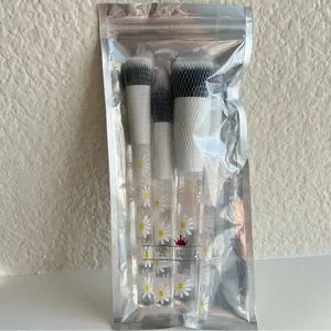F.A.R.A.H 4 Piece Daisy Makeup Brush Set NWT