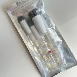 F.A.R.A.H 4 Piece Daisy Makeup Brush Set NWT
