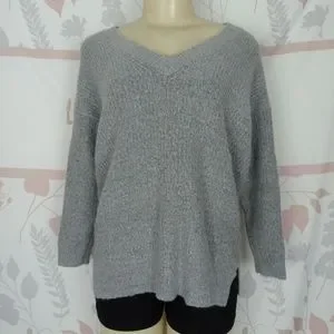 Forever 21 Sleeve V-neck sweater size M