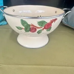 Francescan Apple Cream Enamel In Steel Colander With Handles