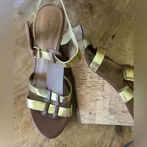 Free With purchase TAHARI Wedges