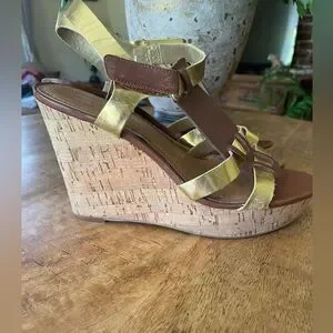 Free With purchase TAHARI Wedges
