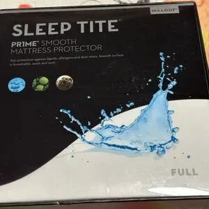 Full-size mattress protector brand new Protects against liquids/allergies/mites