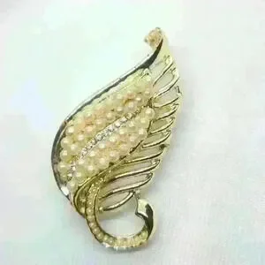 Gold tone fuax pearl vintage pin brooch