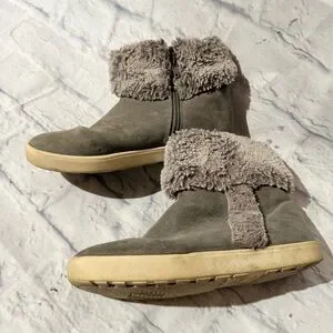 Gray Boots With Faux Fur
