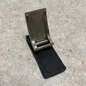 KENNETH COLE REACTION BLACK LEATHER & SILVER TONE LOGO MONEY CLIP