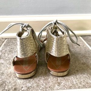 Kenneth Cole Reaction Gold Sandals Size 13