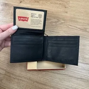 Levi’s Wallet NWT