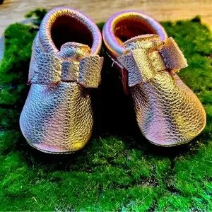 Like New Rose Gold Freshly Picked mocassins toddle with bows size 2