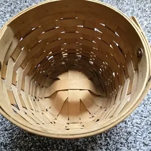 Longaberger 2004 Woven Small Fruit Basket W/Handle