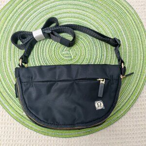Lululemon - All Night Festival Bag - Micro 2L - Black/Gold