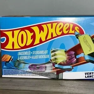 Mattel Hot Wheels Play Set Race Car With Action Stunt Track Spin & Score 4+