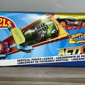 Mattel Hot Wheels Play Set Race Car With Action Stunt Track Spin & Score 4+