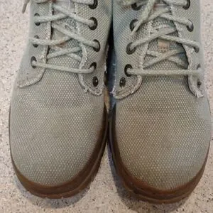 Men's  Canvas Chukka Boots Size 7.    M1