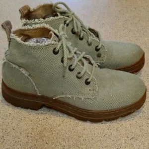 Men's  Canvas Chukka Boots Size 7.    M1