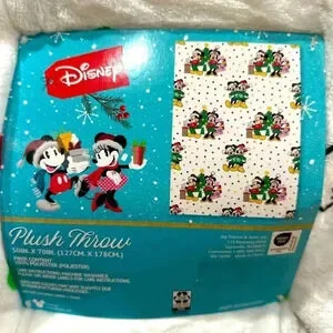 Mickey ❤️ Minnie Christmas Plush Throw Blanket