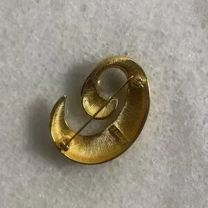 Monet Brooch Fashion Jewelry Goldtone Swirl Jewelry
