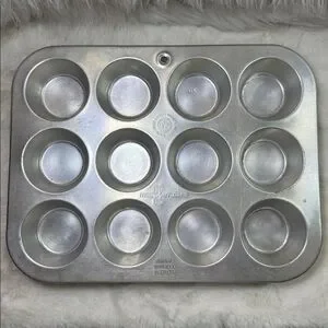 Muffinaire Aluminum 12 Muffin Pan United Aircraft Products USA Dayton OH
