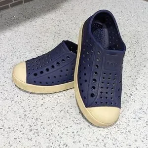 Native Jefferson Navy Blue Slip On Breatheable Water Shoe Sneaker Boys Size 12