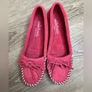 NEW 5.5 MINNETONKA × Hello Kitty Kawaii Pink Leather Moccasins