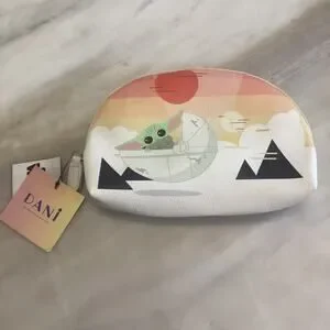 NEW DANI Danielle Nicole Star Wars Mandalorian Grogu Ray Pouch Bag