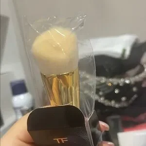 New in Box Tom Ford Shade and Illuminate - Brown 2.5 sculpture brush