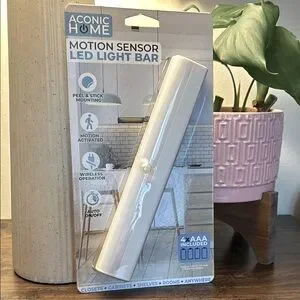 NIB NWT Wireless Motion-Sensor LED Light Bar Battery Operated