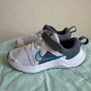 Nike Downshifter 12 DM4193-106 in Gray and White Kids size 10.5